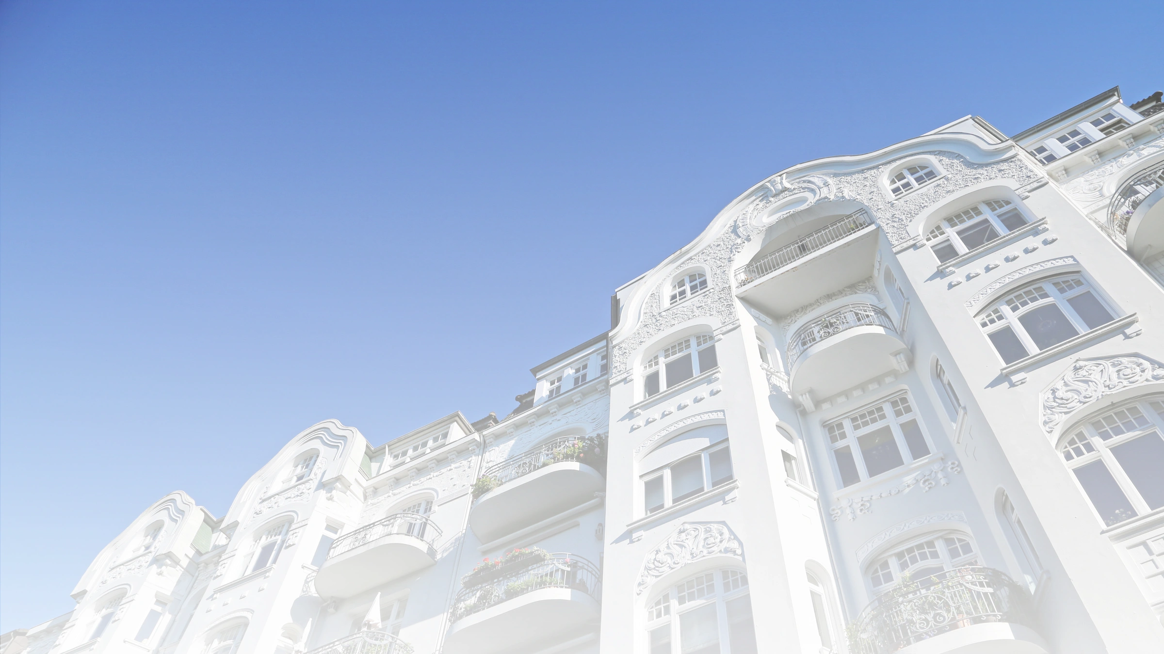 Beige-Pastel-Minimalist-Coming-Soon-Illustration Radue Immobilien