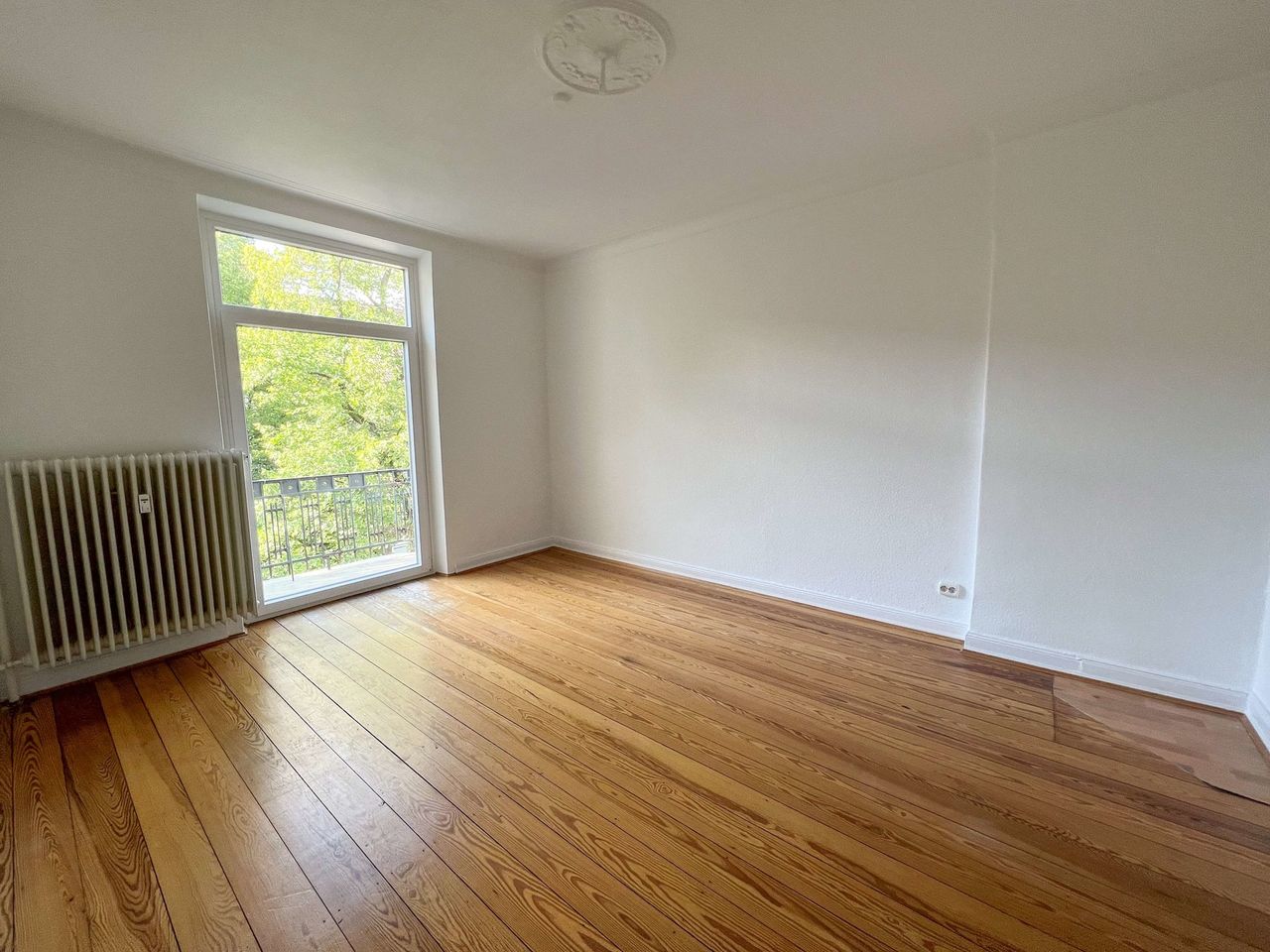Helles Wohnzimmer mit Balkon