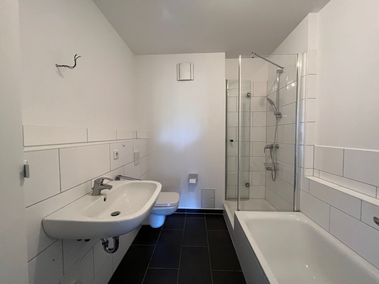 Großzügiges Badezimmer mit Wanne und Dusche - Beispielbild
