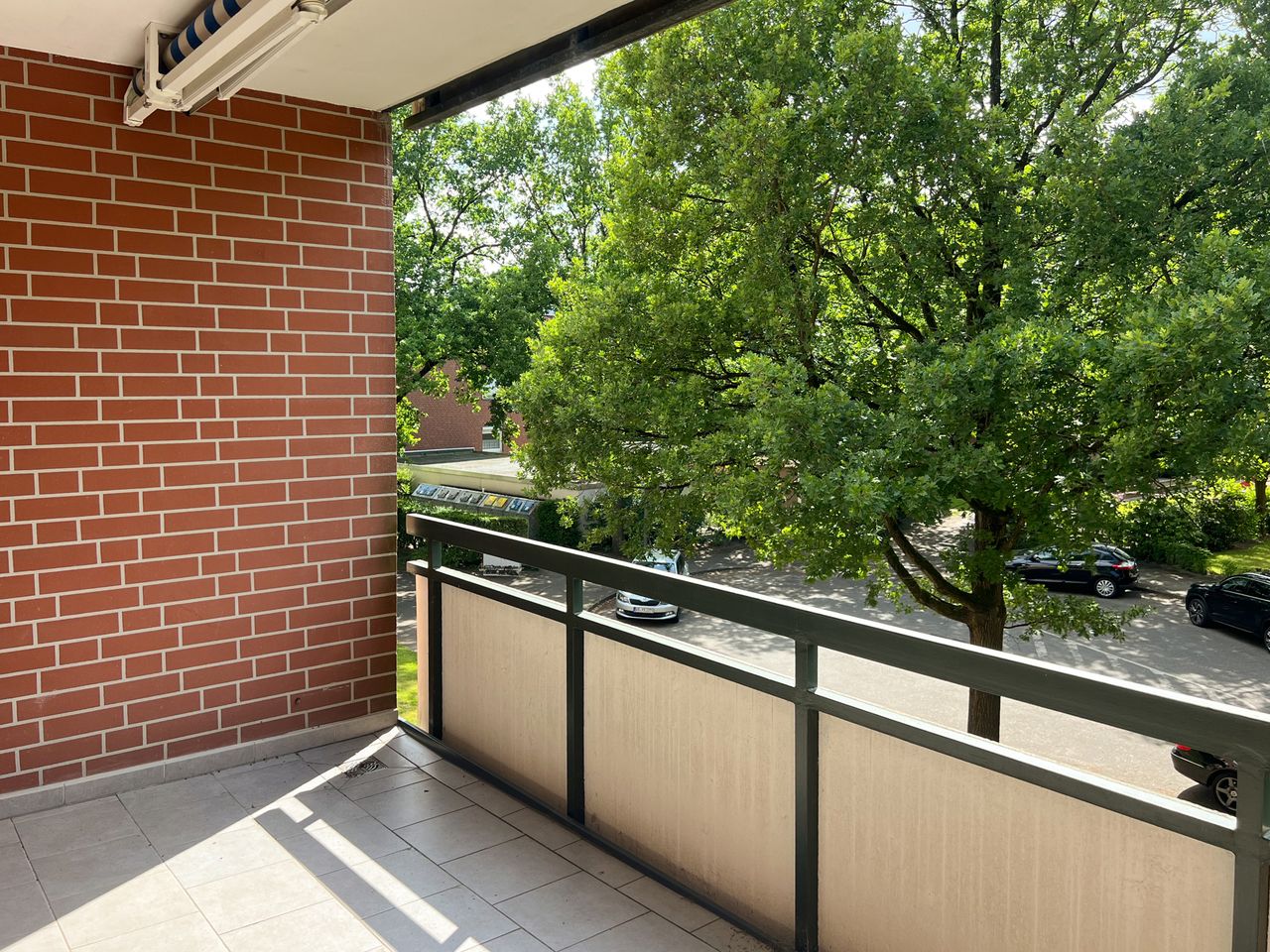Sonniger Balkon mit Markise 
