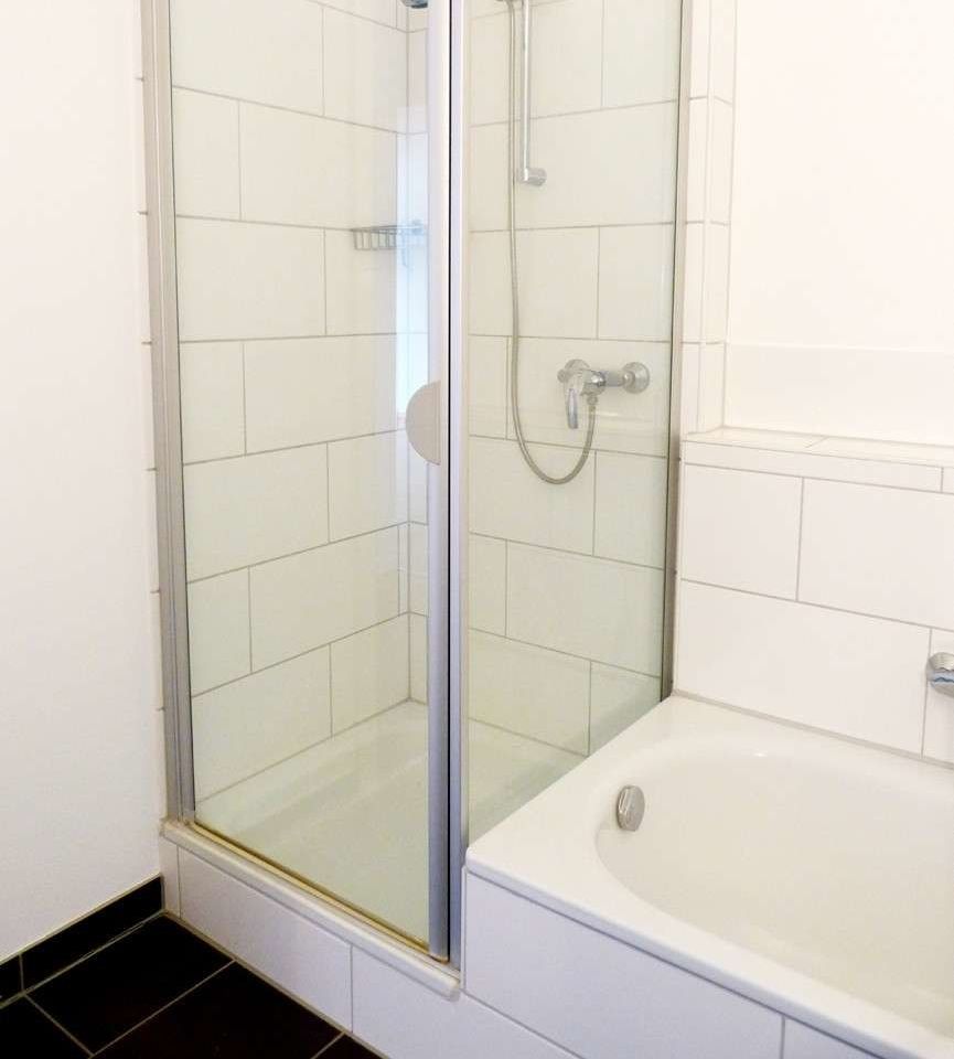 Bad mit Dusche und Wanne