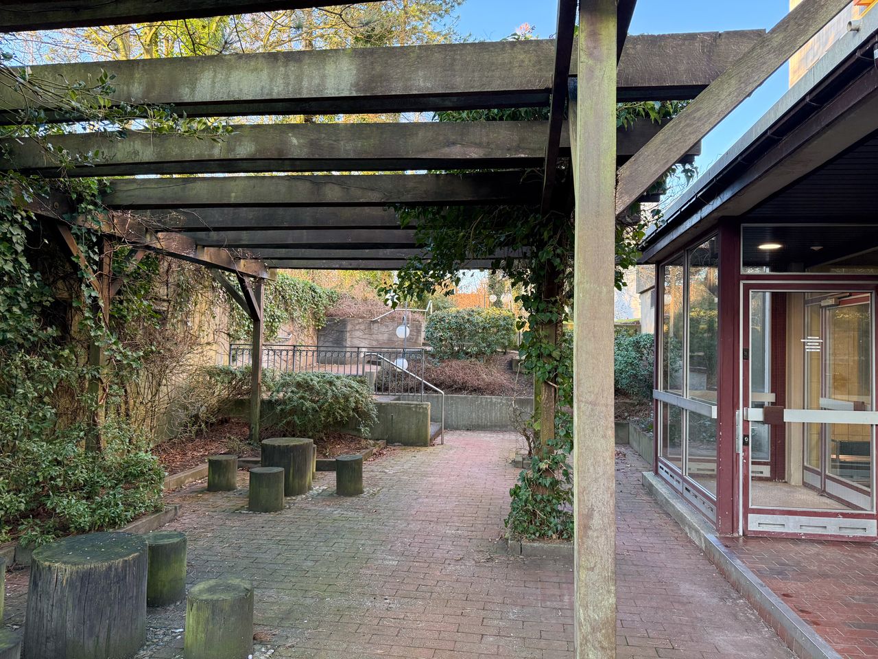 Grüne Schwimmanlage