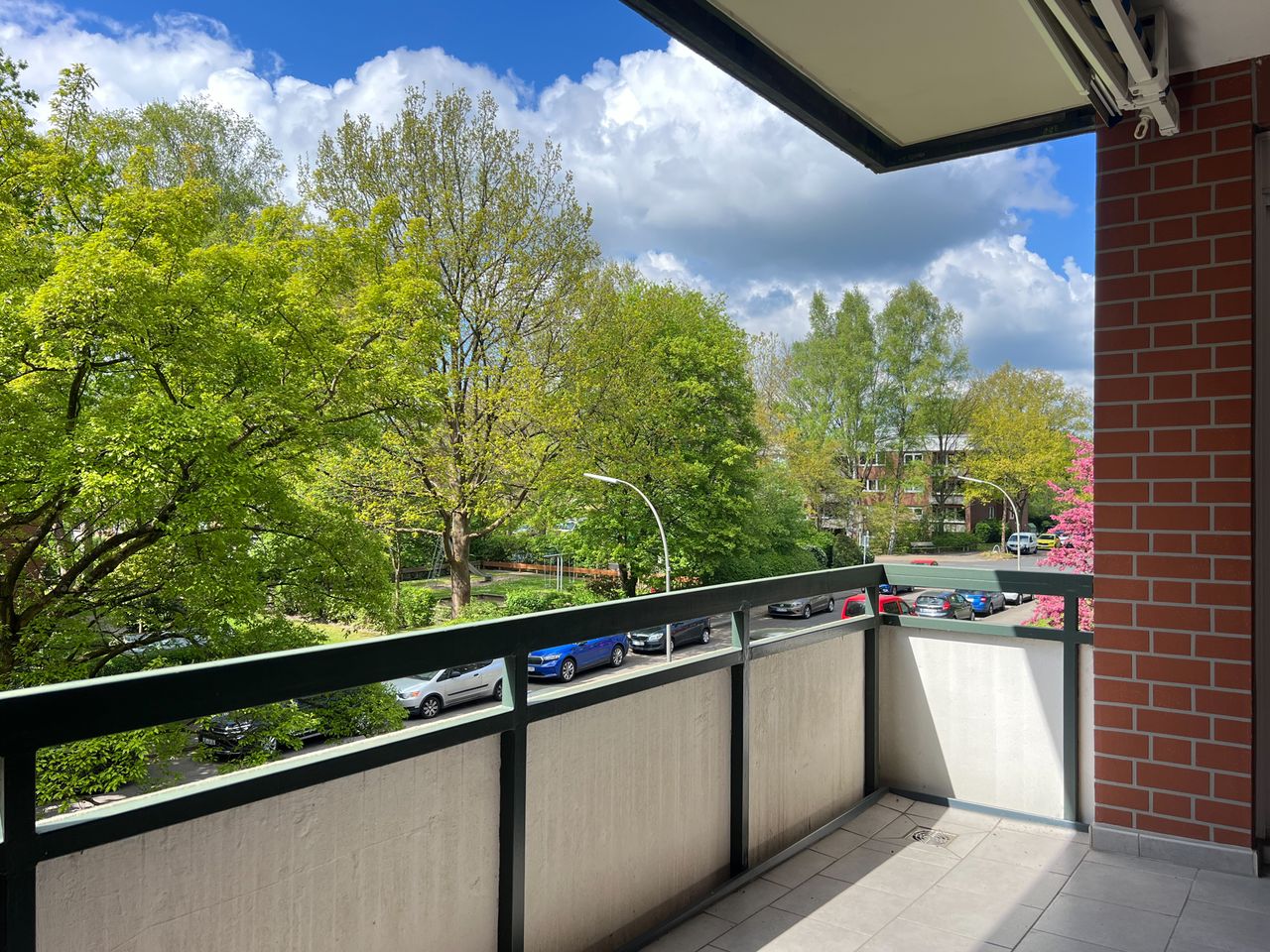 Sonniger Balkon mit Markise