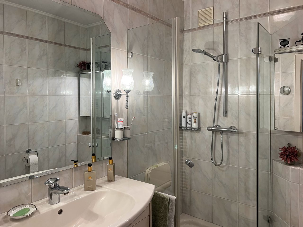 Zeitloses Bad mit Dusche