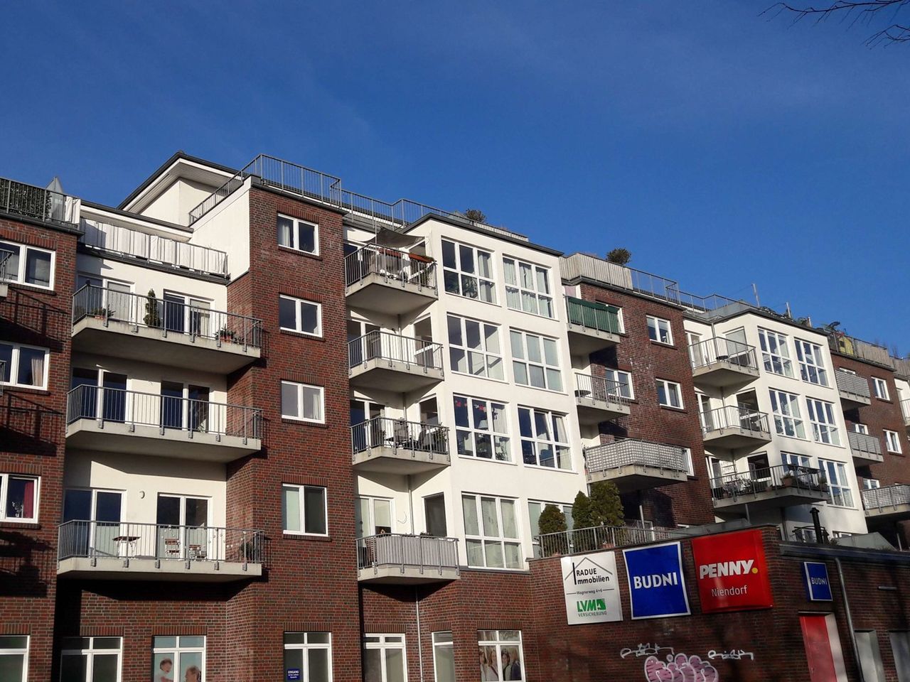 Modernes Gebäude mit Aufzug