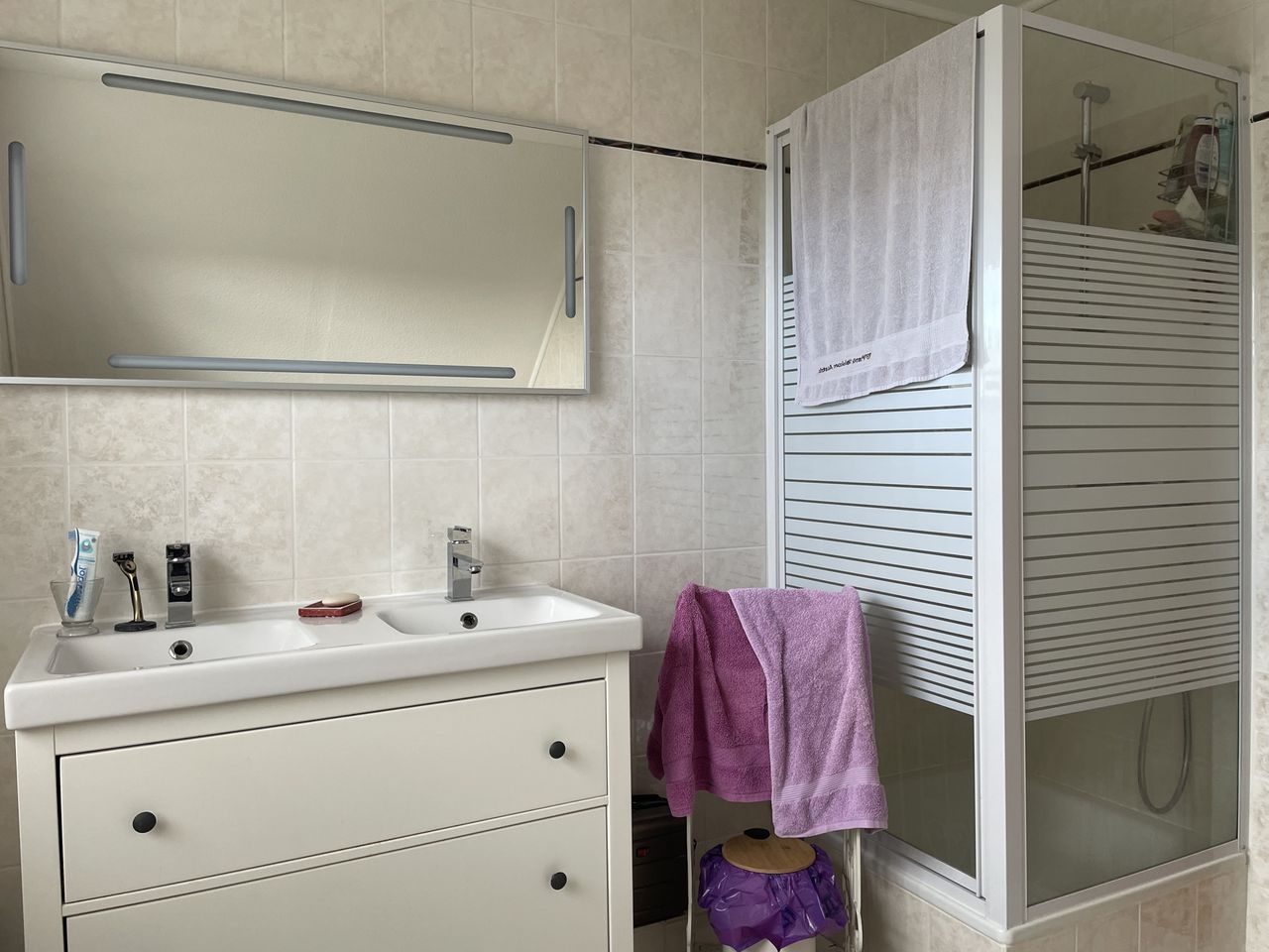 Bad mit Dusche und Wanne