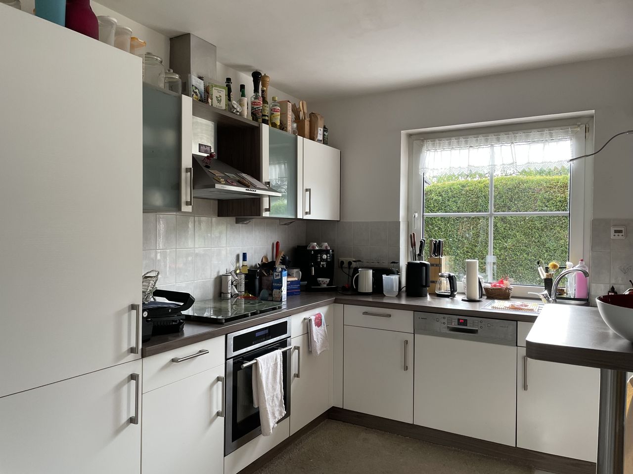 Moderne Küche mit Theke