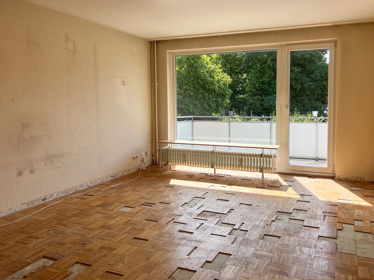 Helles Wohnzimmer mit Balkonzugang