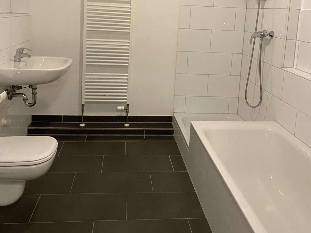 Bad mit Wanne und Dusche